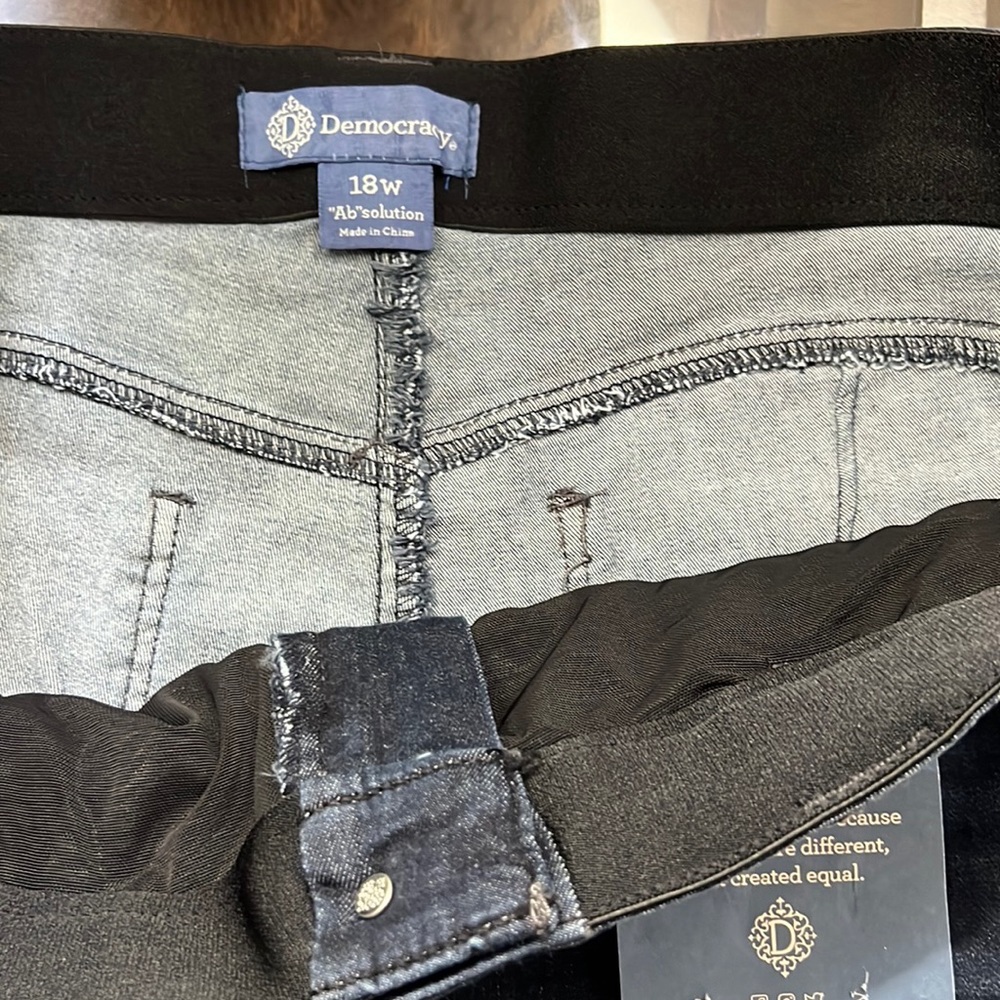 Democracy Plus Size "Ab"solution® Cuffed Mid Shorts. - Picture 7 of 12
